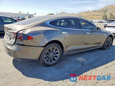Trzecie zdjęcie samochodu z tyłu: 2016 TESLA MODEL S VIN:5YJSA1E20GF123881 - miniatura