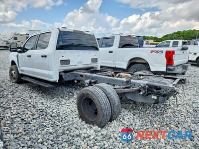 Trzecie zdjęcie samochodu z tyłu: 2025 FORD F350 SUPER DUTY TRUCK CAB AND CHASSIS VIN:1FD8W3HT4SEC86275 - miniatura