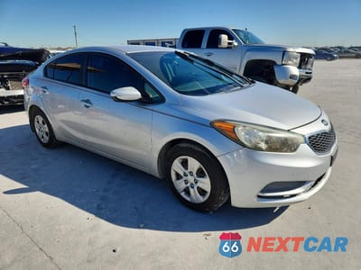 Czwarte zdjęcie samochodu z boku: 2015 KIA FORTE LX VIN:KNAFK4A68F5427756 - miniatura