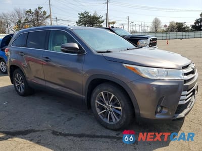 Czwarte zdjęcie samochodu z boku: 2019 TOYOTA HIGHLANDER XLE VIN:5TDJZRFH7KS569228 - miniatura