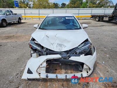 Piąte zdjęcie samochodu w środku: 2018 TOYOTA COROLLA LE VIN:5YFBURHE8JP756250 - miniatura