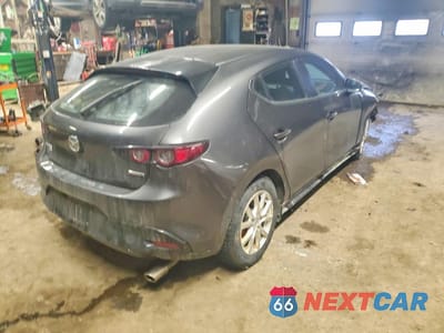 Trzecie zdjęcie samochodu z tyłu: 2021 MAZDA 3 PREFERRED VIN:JM1BPBLLXM1340830 - miniatura