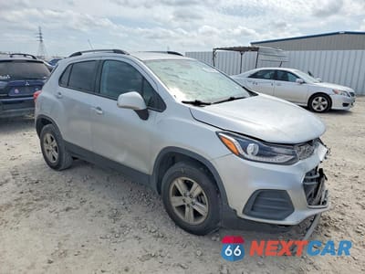 Czwarte zdjęcie samochodu z boku: 2021 CHEVROLET TRAX 1LT VIN:KL7CJPSB8MB326590 - miniatura