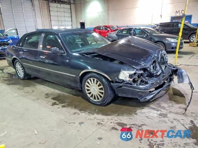 Czwarte zdjęcie samochodu z boku: 2003 LINCOLN TOWN CAR SIGNATURE VIN:1LNHM82W33Y632368 - miniatura