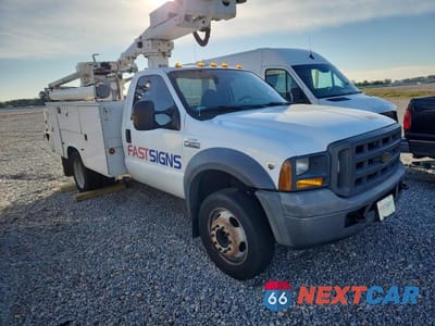 Czwarte zdjęcie samochodu z boku: 2005 FORD F450 SUPER - BUCKET TRUCK VIN:1FDXF46Y25EC25480 - miniatura