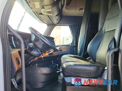 Piąte zdjęcie samochodu w środku: 2022 FREIGHTLINER CASCADIA 126 SEMI TRUCK VIN:3AKJHHDR5NSNB4638 - miniatura