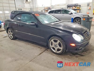 Czwarte zdjęcie samochodu z boku: 2005 MERCEDES-BENZ CLK 500 VIN:WDBTK75J85F142231 - miniatura