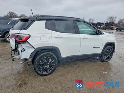Trzecie zdjęcie samochodu z tyłu: 2023 JEEP COMPASS LATITUDE VIN:3C4NJDBN7PT533303 - miniatura