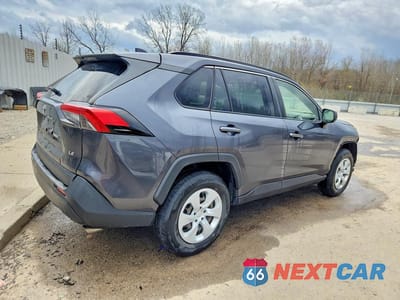 Trzecie zdjęcie samochodu z tyłu: 2021 TOYOTA RAV4 LE VIN:JTMH1RFV7MD065949 - miniatura