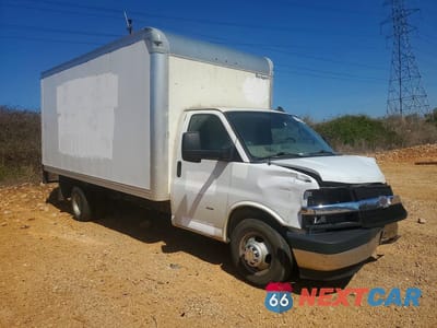 Czwarte zdjęcie samochodu z boku: 2022 CHEVROLET EXPRESS BOX TRUCK VIN:1HA3GTC77NN011277 - miniatura