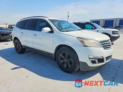 Czwarte zdjęcie samochodu z boku: 2016 CHEVROLET TRAVERSE LT VIN:1GNKRHKD5GJ166667 - miniatura
