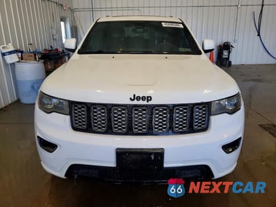 Piąte zdjęcie samochodu w środku: 2017 JEEP GRAND CHEROKEE LAREDO VIN:1C4RJFAG2HC767670 - miniatura