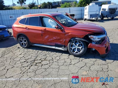 Czwarte zdjęcie samochodu z boku: 2018 BMW X1 XDRIVE28I VIN:WBXHT3C34J3H33630 - miniatura