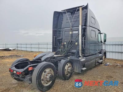 Czwarte zdjęcie samochodu z boku: 2009 VOLVO VN VNL VIN:4V4NC9EJ79N277610 - miniatura