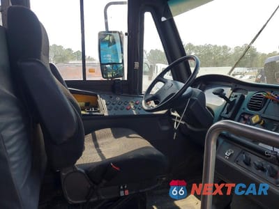 Piąte zdjęcie samochodu w środku: 2020 FREIGHTLINER CHASSIS B2B VIN:4UZABRFCXLCLM2199 - miniatura