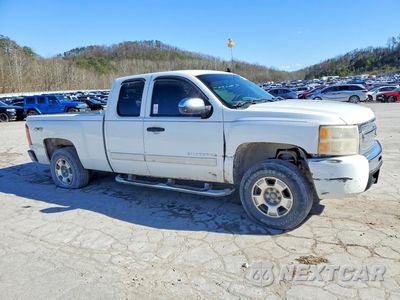 Czwarte zdjęcie samochodu z boku: 2010 CHEVROLET SILVERADO K1500 LT VIN:1GCSKSEA6AZ100682 - miniatura