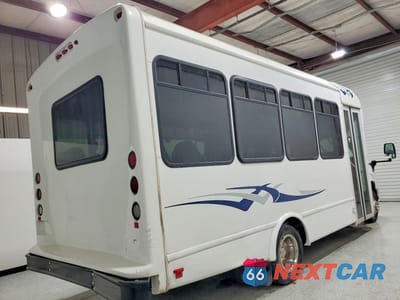 Trzecie zdjęcie samochodu z tyłu: 2022 FORD E350 SHUTTLE BUS VIN:1FDEE3FN9NDC42471 - miniatura