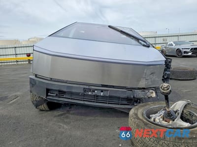 Piąte zdjęcie samochodu w środku: 2025 TESLA CYBERTRUCK VIN:7G2CEHEE9SA062089 - miniatura