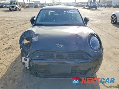 Piąte zdjęcie samochodu w środku: 2025 MINI COOPER BASE VIN:WMW13GD04S2X06990 - miniatura