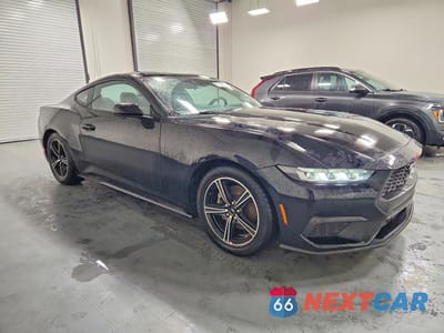 Czwarte zdjęcie samochodu z boku: 2024 FORD MUSTANG VIN:1FA6P8TH0R5106685 - miniatura