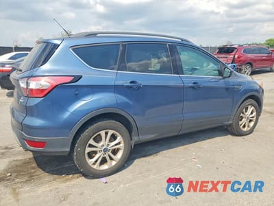 Trzecie zdjęcie samochodu z tyłu: 2018 FORD ESCAPE SE VIN:1FMCU9GD3JUC33617 - miniatura