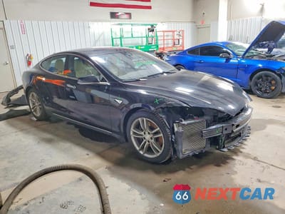 Czwarte zdjęcie samochodu z boku: 2015 TESLA MODEL S VIN:5YJSA1E25FF117914 - miniatura