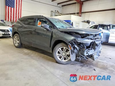 Czwarte zdjęcie samochodu z boku: 2019 CHEVROLET BLAZER 3LT VIN:3GNKBDRS2KS631804 - miniatura