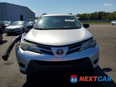 Piąte zdjęcie samochodu w środku: 2015 TOYOTA RAV4 LE VIN:JTMZFREV5FD052420 - miniatura