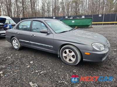 Czwarte zdjęcie samochodu z boku: 2000 HYUNDAI SONATA GL VIN:KMHWF25S6YA286680 - miniatura