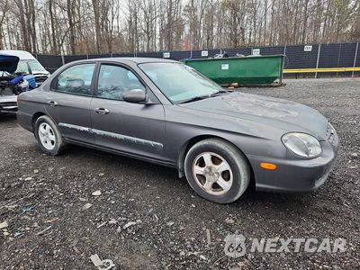 Czwarte zdjęcie samochodu z boku: 2000 HYUNDAI SONATA GL VIN:KMHWF25S6YA286680 - miniatura