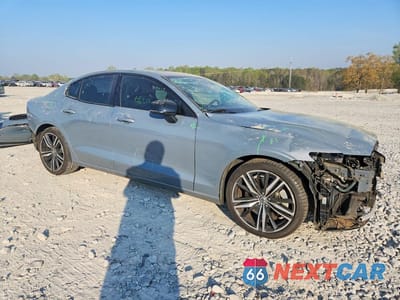 Czwarte zdjęcie samochodu z boku: 2022 VOLVO S60 T8 RECHARGE R-DESIGN EXPRESSIO VIN:7JRBR0FZ9NG162875 - miniatura