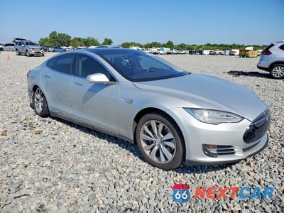 Czwarte zdjęcie samochodu z boku: 2013 TESLA MODEL S VIN:5YJSA1DP7DFP13116 - miniatura