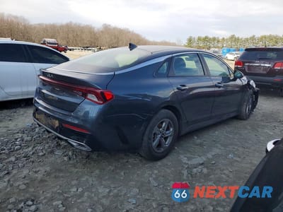 Trzecie zdjęcie samochodu z tyłu: 2023 KIA K5 LXS VIN:5XXG14J26PG219704 - miniatura