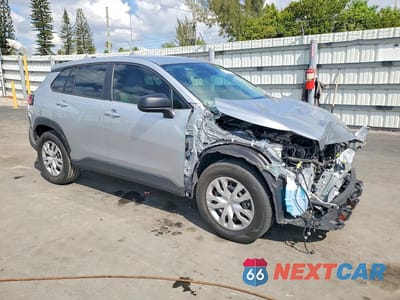 Czwarte zdjęcie samochodu z boku: 2022 TOYOTA COROLLA CROSS L VIN:7MUAAAAG2NV036592 - miniatura