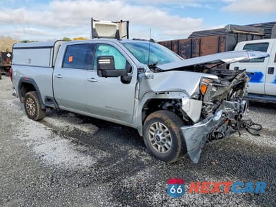 Czwarte zdjęcie samochodu z boku: 2023 GMC SIERRA K2500 SLE VIN:1GT49ME7XPF260210 - miniatura