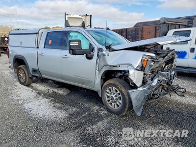 Czwarte zdjęcie samochodu z boku: 2023 GMC SIERRA K2500 SLE VIN:1GT49ME7XPF260210 - miniatura