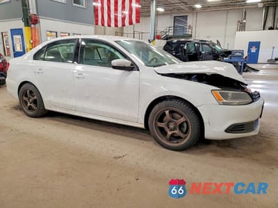 Czwarte zdjęcie samochodu z boku: 2014 VOLKSWAGEN JETTA SE VIN:3VWD07AJ9EM406748 - miniatura