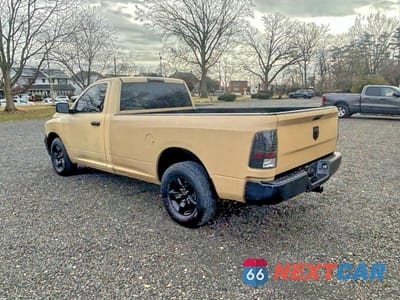 Trzecie zdjęcie samochodu z tyłu: 2022 RAM 1500 CLASSIC TRADESMAN VIN:3C6JR6DGXNG300823 - miniatura