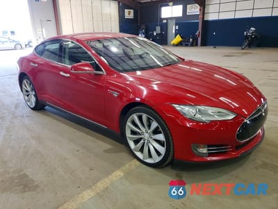 Czwarte zdjęcie samochodu z boku: 2013 TESLA MODEL S VIN:5YJSA1CN7DFP08403 - miniatura