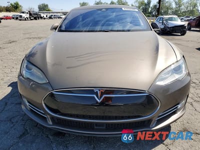Piąte zdjęcie samochodu w środku: 2016 TESLA MODEL S VIN:5YJSA1E20GF123881 - miniatura
