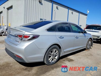 Trzecie zdjęcie samochodu z tyłu: 2017 HYUNDAI SONATA HYBRID SE VIN:KMHE24L1XHA044035 - miniatura