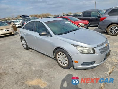 Czwarte zdjęcie samochodu z boku: 2011 CHEVROLET CRUZE LS VIN:1G1PC5SHXB7273942 - miniatura