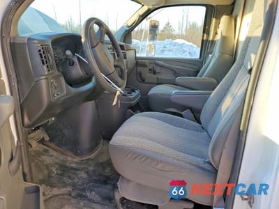 Zdjęcie 7 z 12 samochodu: 2005 GMC SAVANA BOX TRUCK VIN:1GDJG31U151161733 - miniatura