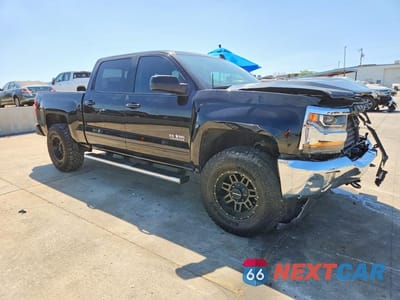 Czwarte zdjęcie samochodu z boku: 2018 CHEVROLET SILVERADO K1500 LT VIN:3GCUKREC8JG534945 - miniatura