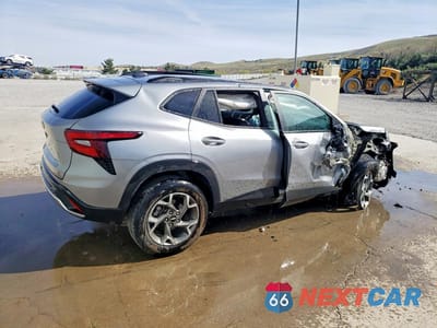 Trzecie zdjęcie samochodu z tyłu: 2025 CHEVROLET TRAX 1LT VIN:KL77LHEP3SC184231 - miniatura