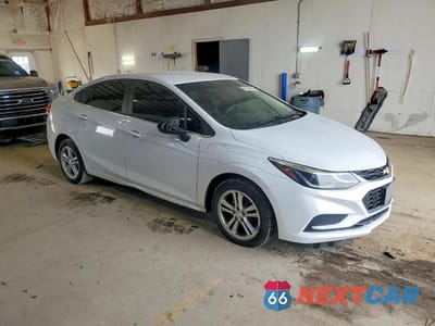 Czwarte zdjęcie samochodu z boku: 2017 CHEVROLET CRUZE LT VIN:1G1BE5SM4H7258427 - miniatura