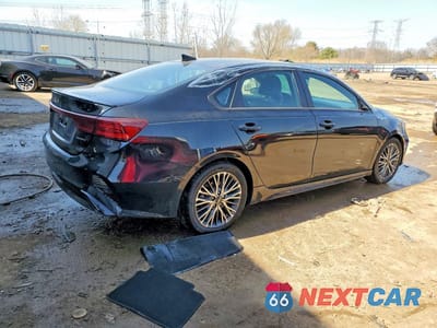 Trzecie zdjęcie samochodu z tyłu: 2023 KIA FORTE GT-LINE VIN:3KPF54AD9PE568110 - miniatura