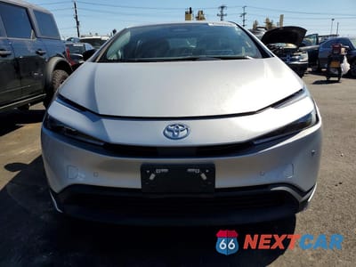 Piąte zdjęcie samochodu w środku: 2025 TOYOTA PRIUS LE VIN:JTDACAAU6S3056240 - miniatura