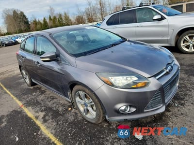 Czwarte zdjęcie samochodu z boku: 2014 FORD FOCUS SE VIN:1FADP3K20EL290409 - miniatura