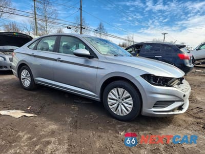 Czwarte zdjęcie samochodu z boku: 2019 VOLKSWAGEN JETTA S VIN:3VWC57BU8KM193633 - miniatura